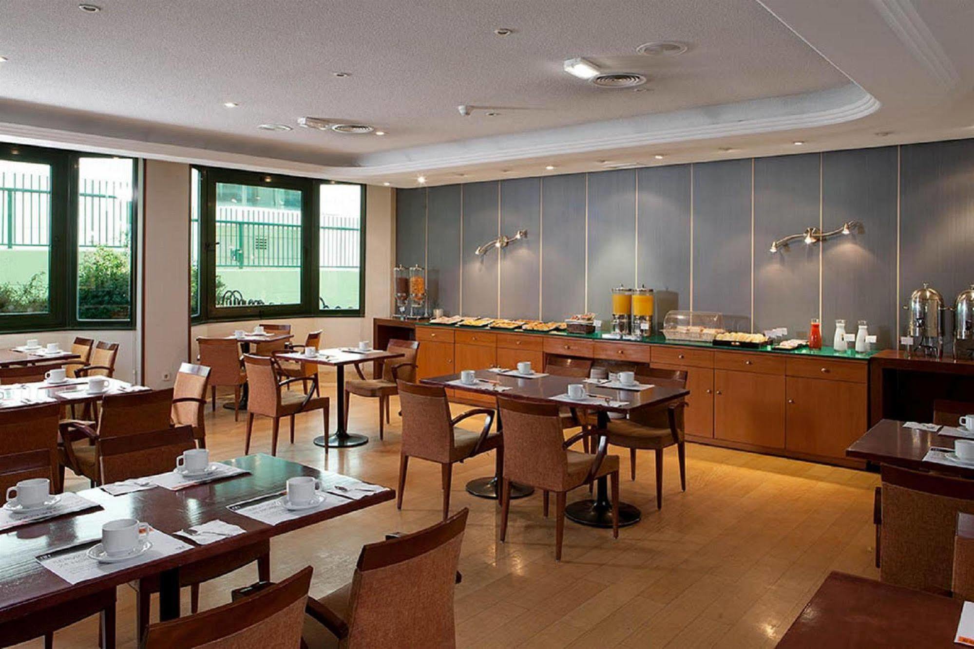 Apartamentos Th Las Rozas Restoran gambar